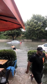 Son dakika haber! İstanbul'da güldüren sel manzaraları kamerada
