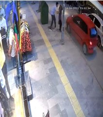 Şahsın kadınları cadde ortasında taciz ettiği anlar kamerada