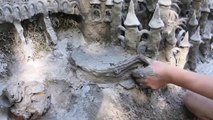 La sequía en Europa permite a un artista suizo construir esculturas de arcilla en la orilla de un río seco