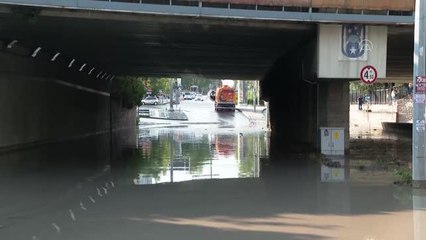 Beşevler'de bulunan bir alt geçit su baskını nedeniyle ulaşıma kapandı