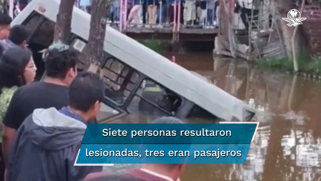 Con todo y pasajeros, microbús pierde el control y cae a canal de Xochimilco