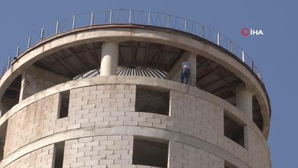 Ailesi tarafından terk edilen adam 12 katlı kuleye çıktı, ekipler ikna etti