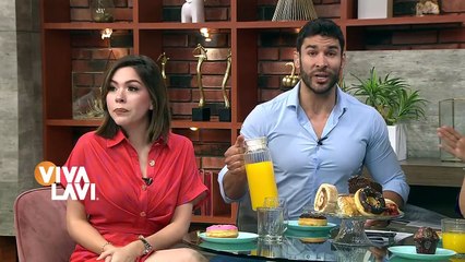 Mujer vende 'garnachas' dentro de un gimnasio