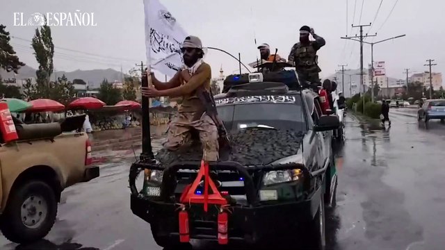 Los talibanes celebran el primer aniversario de la toma de Kabul ante la Embajada de EEUU