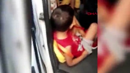 Descargar video: 'Sahte' servis aracının çarptığı Yiğitalp, yaşamını yitirdi