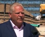 Ontario Başbakanı Doug Ford, basın toplantısında arı yuttu