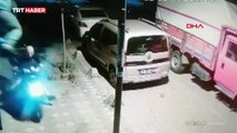 Motosikletini çalmaya çalışan hırsızı uçan tekme ile durdurdu