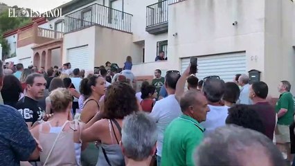 Los vecinos entran en la casa de los presuntos asesinos