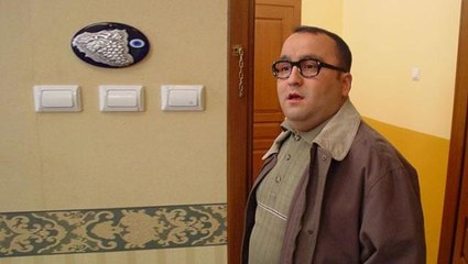 Türkiye'yi terk edip ABD'ye yerleşen ünlü oyuncu Erdem Baş, aldığı lüks aracı paylaştı