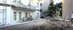 Ankara gündem haberleri | Ankara'da fırtınaya dayanamayan minare tadilat halindeki binanın üzerine devrildi