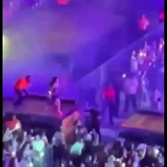 Fan de Bad Bunny "casi se mata" intentando acercarse a él en concierto de Miami