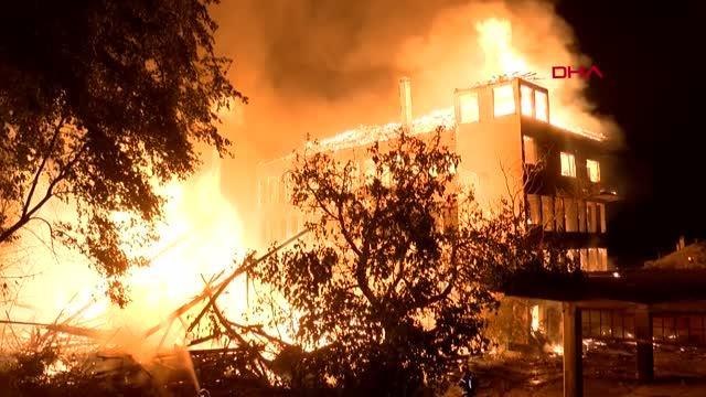 Bursa haberleri | BURSA'DA TARİHİ İPEK FABRİKASI BİNASINDA YANGIN-2