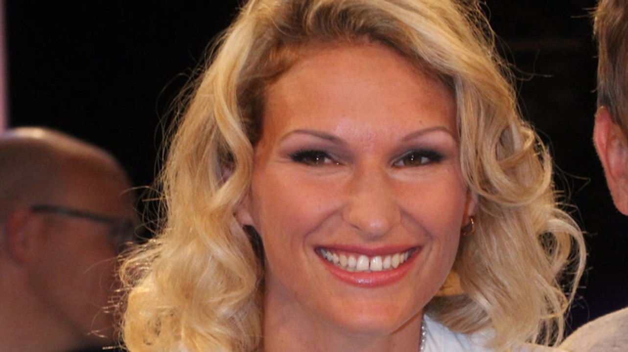 Janni Kusmagk lässt die Hüllen fallen - komplett nackt im Fluss
