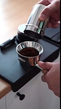 The process of adjusting the surface of the coffee powder after grinding Use 20 g of medium roast coffee beans to spread and tamp the coffee from the @cremacoffeeproducts apparatus. See the results of extracting shots wit