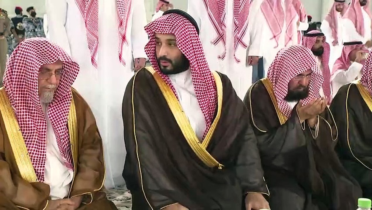 بالفيديو: نيابة عن خادم الحرمين.. ولي العهد يتشرّف بغسل الكعبة المشرّفة