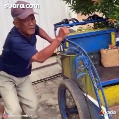 Bikin Mewek! Pebecak Tua Kelaparan hingga Susah Berdiri Nangis saat Dikasih Makan