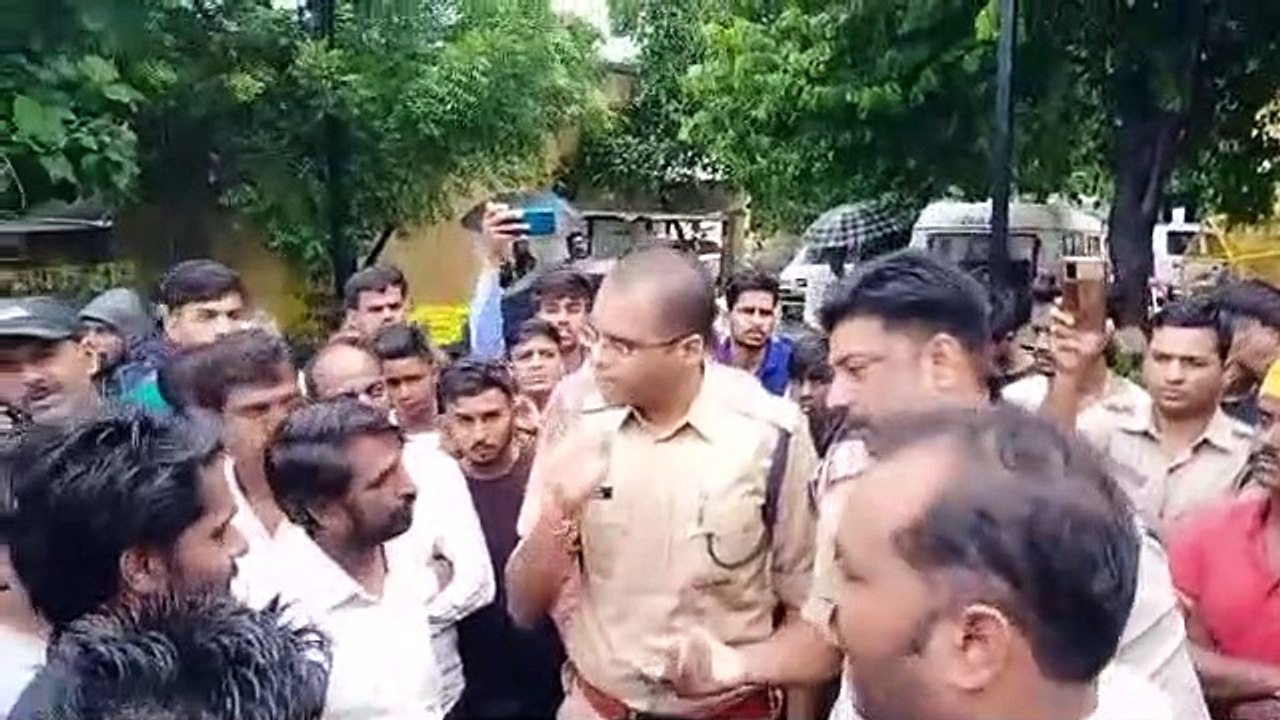 आरोपियों की गिरफ्तारी नहीं होने से भडक़े ग्रामीण, लगाया हाईवे पर जाम