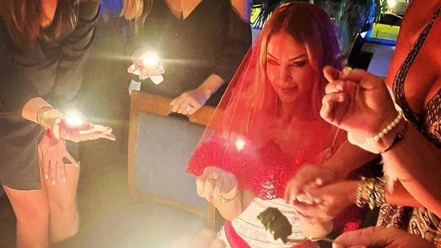 Petek Dinçöz'den kına gecesi