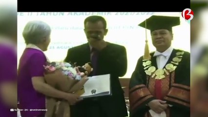 Haru! Ayah Brigadir J Menangis Saat Terima Ijazah Sarjana Anaknya