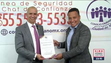 Efrén Argüelles recibe reconocimiento por relato en balacera de Topilejo
