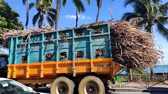 Le convoi de tracteurs devant la préfecture