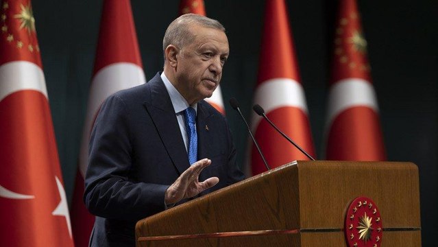 Aynı gemide olduğumuz doğru da onlar kamarada oturuyorlar, biz de aşağıda kömür atılan yerdeyiz...