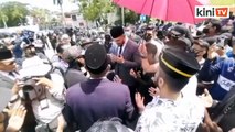 LIVE: Najib's supporters send memorandum to Agong asking for royal pardon