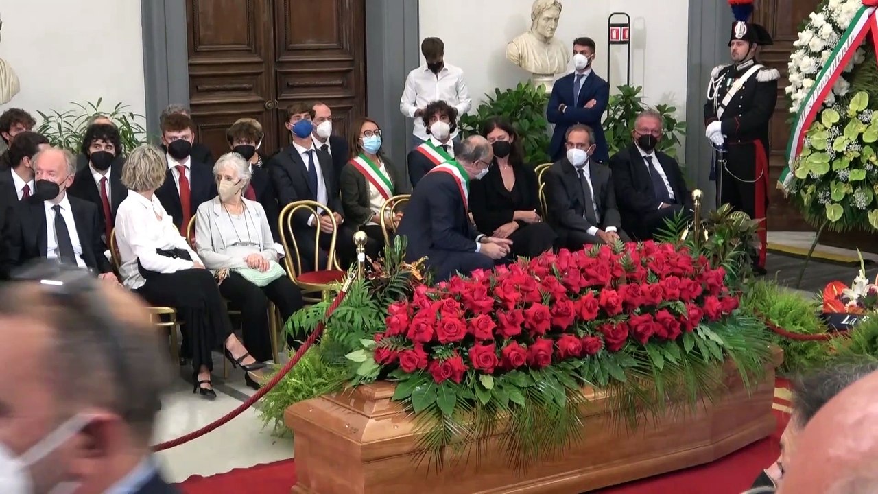 Piero Angela, in centinaia in coda per l'ultimo saluto: "Era come un nonno"