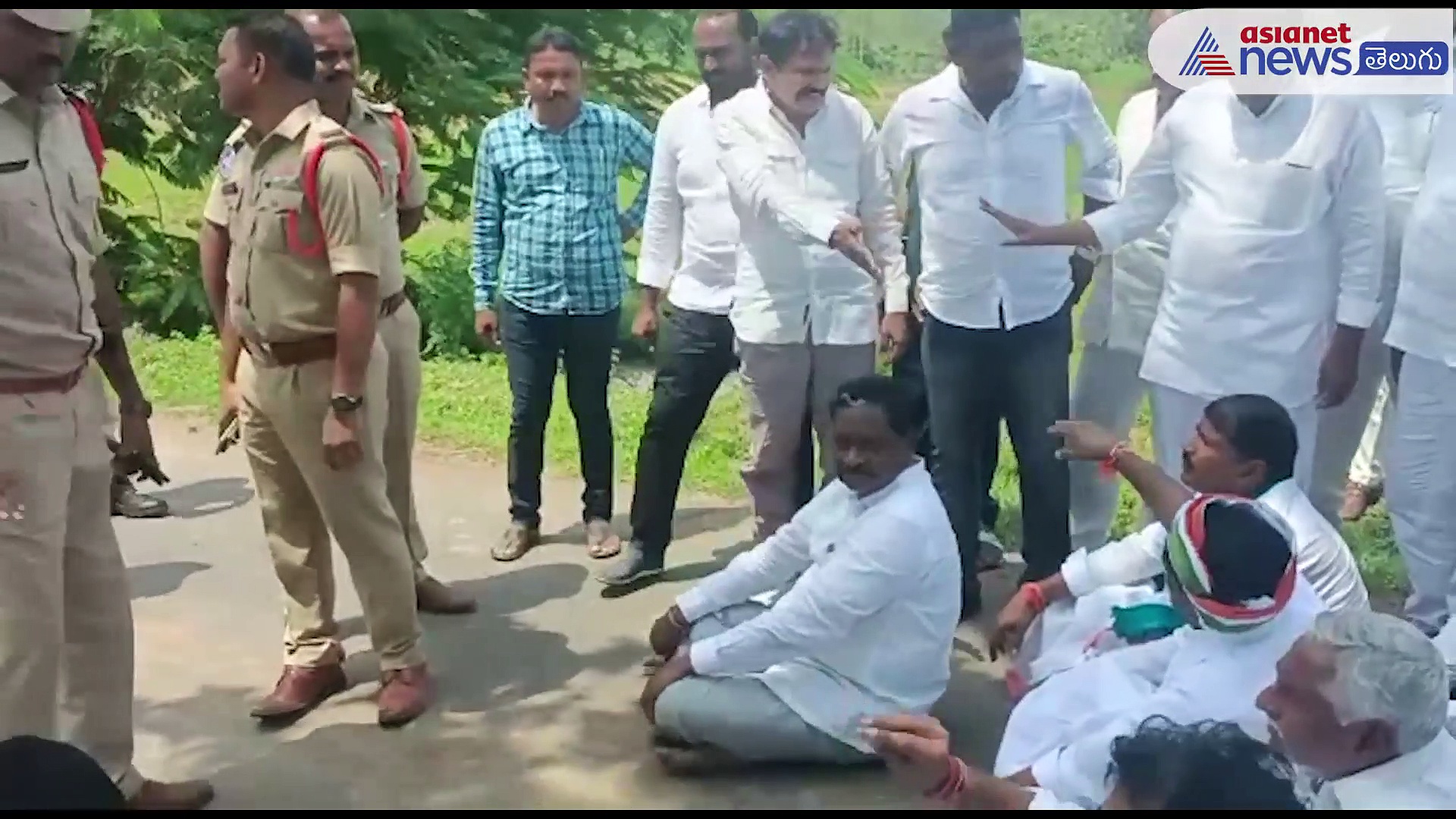 సీఎల్పీ బృందం దుమ్ముగూడెం పర్యటనలో ఉద్రిక్తత... పోలీసులతో కాంగ్రెస్ నేతల వాగ్వాదం