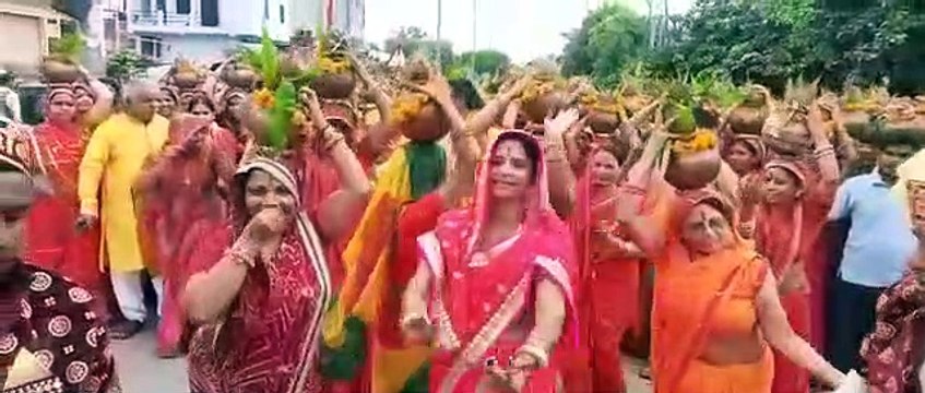 संगीतमय भागवत कथा से पहले कलश यात्रा में नाच उठे लोग