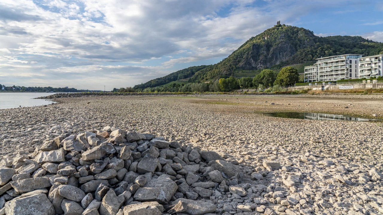 Historischer tiefstand! rheinpegel fällt unter null