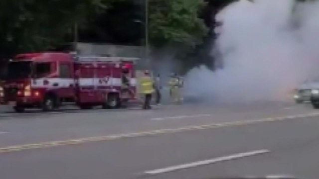 서울 한강진역 인근 차량 화재...다친 사람 없어 / YTN