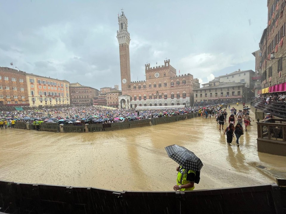 Siena, il Palio rinviato per maltempo