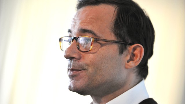 Voici - Jean-Luc Delarue : qui se cachait dans l'oreillette de l'animateur de Ça se discute ?