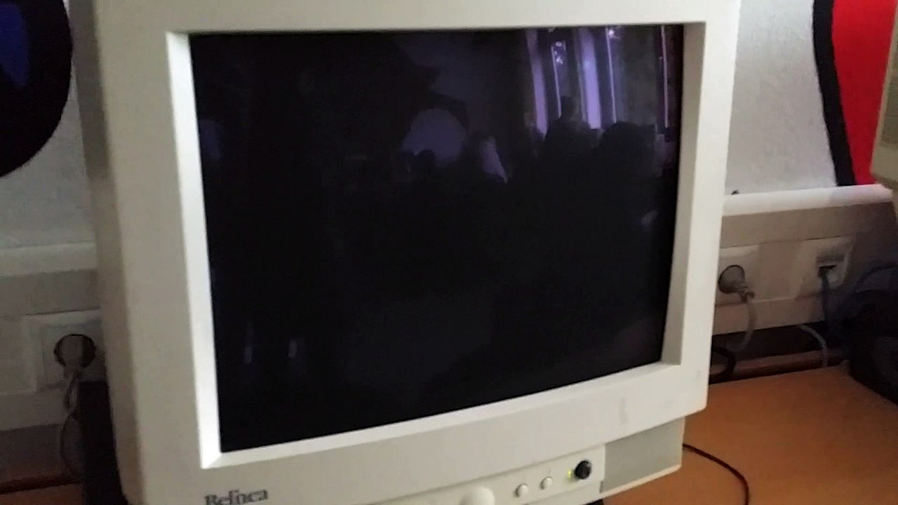 Uralte Rechner mit Röhrenmonitoren