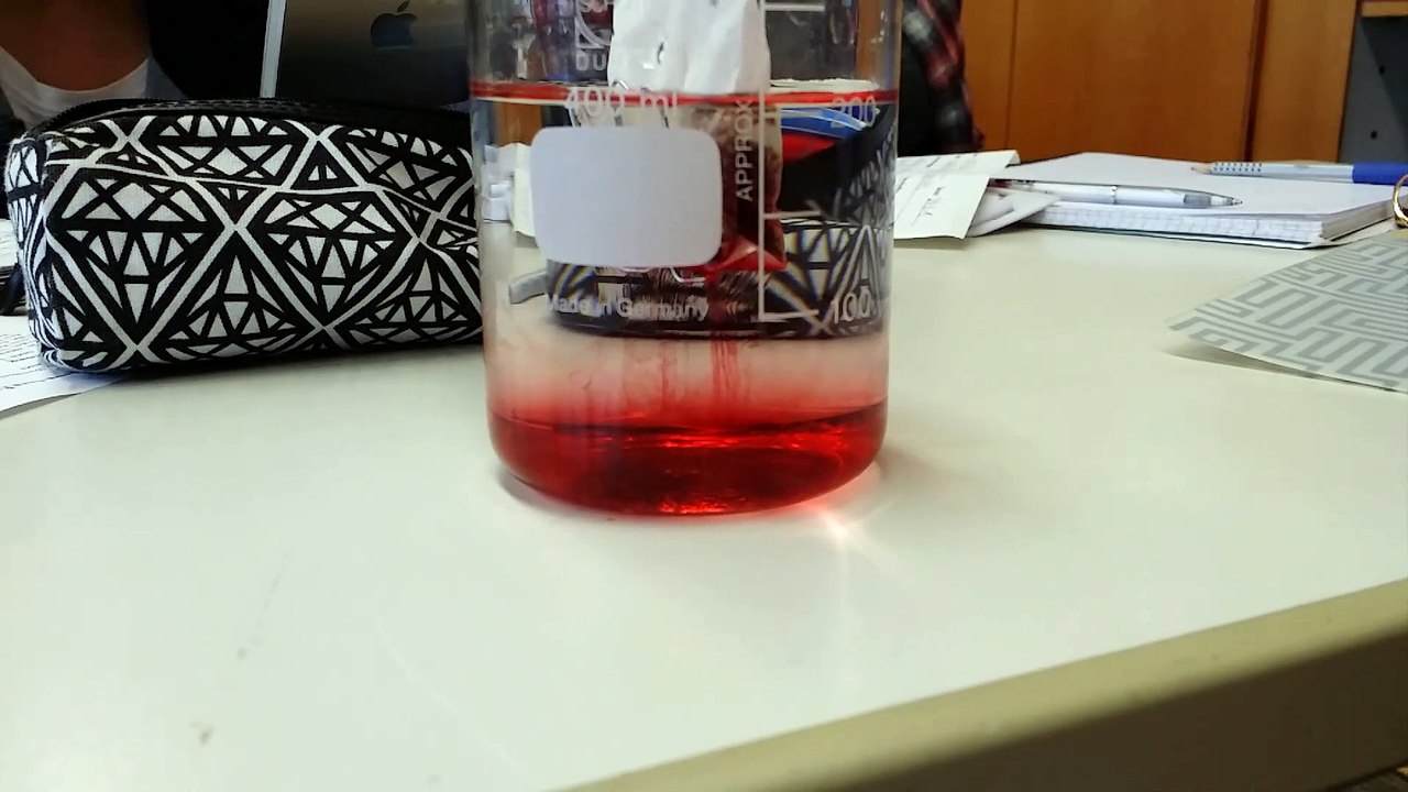 rote Flüssigkeit aus Teebeutel in Cheime 2