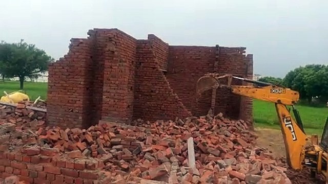 अवैध कॉलोनी पर चला बुलडोजर, निर्माणाधीन विला भी गिराए