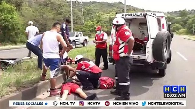¡Cuatro lesionados! Por capearse carro mal estacionado, pickup se salta mediana del bulevar FFAA