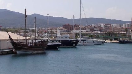 بعد 6 أسابيع ومع 17 بحارا.. سفينة ترسو ببرشلونة للتعريف بالموروث القطري والترويج للمونديال