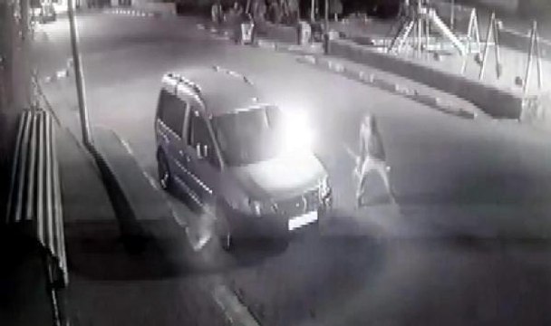 Son dakika haberleri | KARDEŞİNİN PARK HALİNDEKİ HAFİF TİCARİ ARACINI ATEŞE VERDİ; O ANLAR KAMERADA