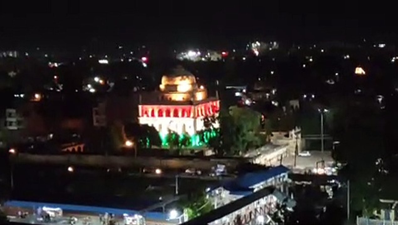 आजादी के अमृत महोत्सव में तिरंगी रोशनी में नहाय...