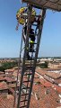 Romano di Lombardia, vigili del fuoco a 30 metri di altezza per l'omaggio di Ferragosto