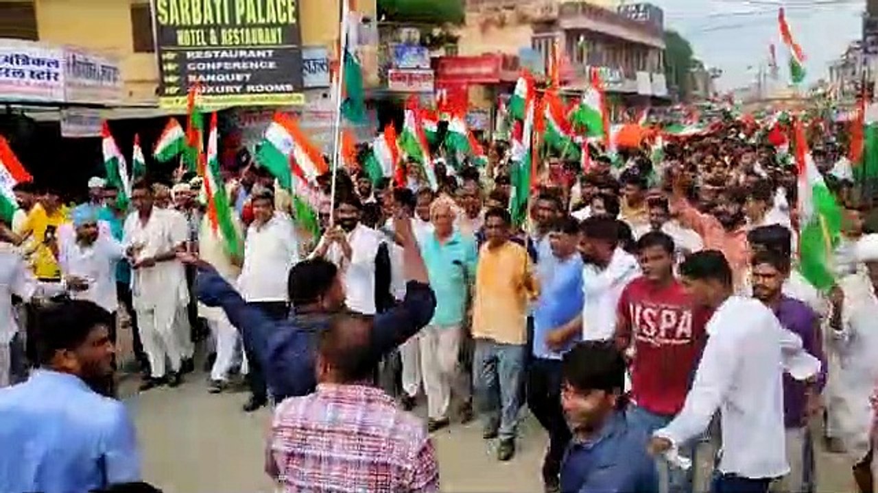 स्वतंत्रता दिवस पर 200 मीटर लम्बे तिरंगे के साथ निकाली 13 किमी की तिरंगा पैदल यात्रा, देशभक्ति के रंग में रंगा शहर, देखिए  VIDEO