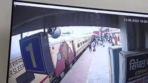 देखिए वीडियो...टीटीई ने चलती ट्रेन से कूदकर बचाई बुजुर्ग महिला की जान