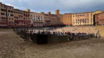 Palio di Siena rinviato per la pioggia, la delusione del pubblico