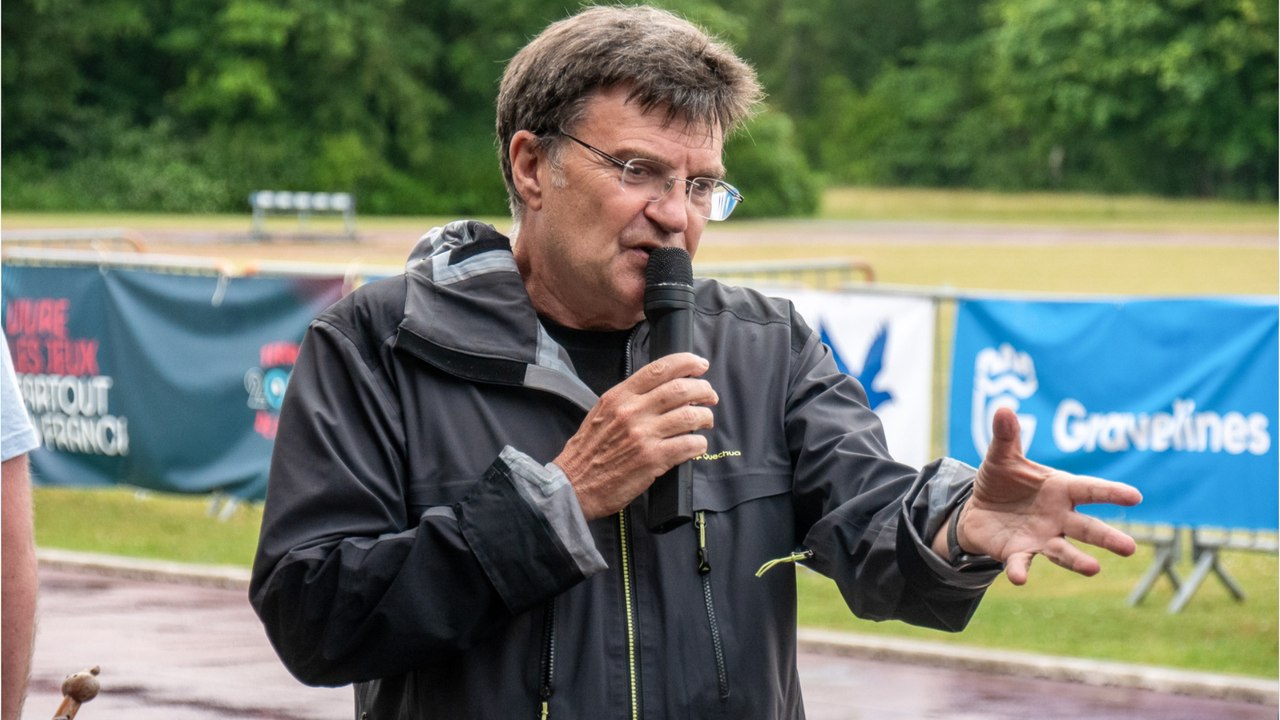 Voici - Patrick Montel : sa surprenante vidéo de ses "retrouvailles" avec l'équipe de France Télévisions