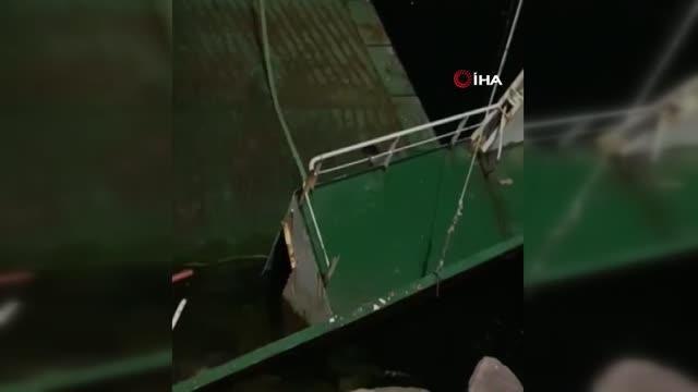 Maltepe'de tehlikeli oyun: Yan yatan gemiye halatla tırmandı