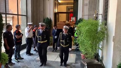 Il feretro di Piero Angela lascia il Campidoglio - Video