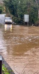 سائق يحاول عبور طريق مغمور بالمياه لتغرق سيارته فيها