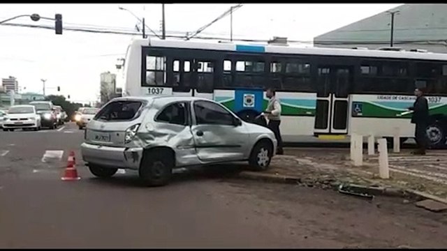 Idoso fica ferido em acidente entre carro e ônibus no Centro de Cascavel